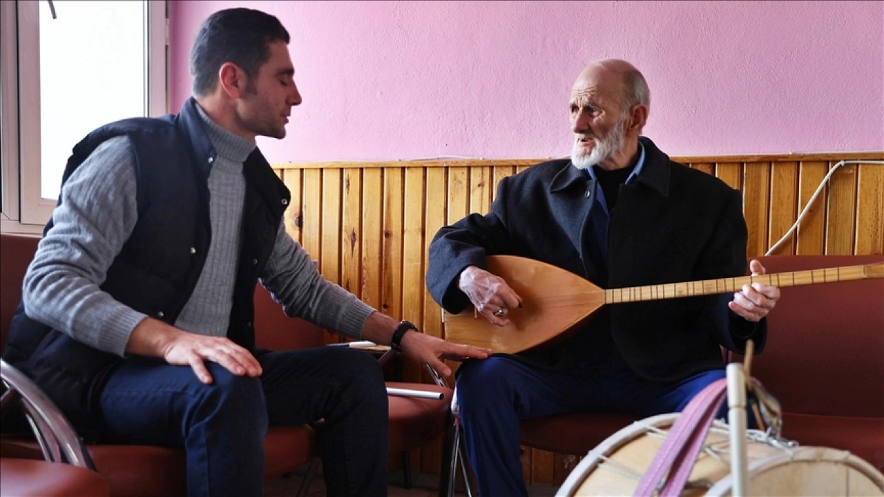 Bayram amca çaldığı enstrümanlarla yaşlılara moral veriyor