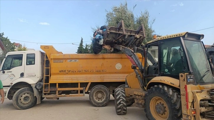 Bayramda nüfusu 5 kat artan Saros Körfezi sahillerinde bayram tatilinde 473 kamyon çöp toplandı