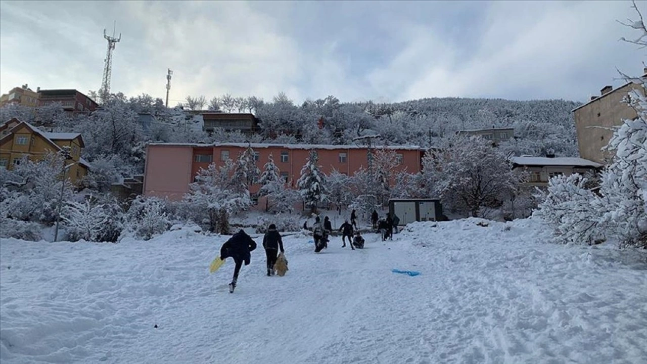 Bazı il ve ilçelerde eğitime kar engeli