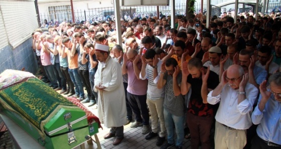 Bebeğini emzirdiği sırada kazada ölen anne ile oğlu son yolculuğuna uğurlandı