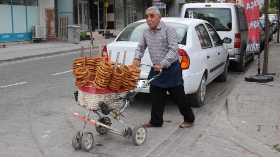 Bebek arabasından bozma ekmek teknesiyle rızkını arıyor