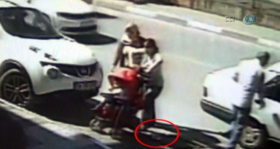 Bebek arabasından düşen çanta polisi alarma geçirdi