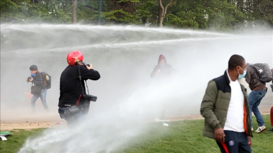 Belçika'da parkta parti düzenlemek isteyen gençlere polis müdahale etti