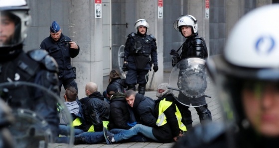 Belçikalı Sarı Yelekliler Fransız polisiyle çatıştı