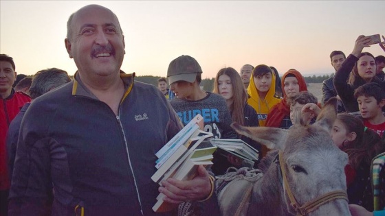 Belediye başkanı eşekle kitap dağıttı