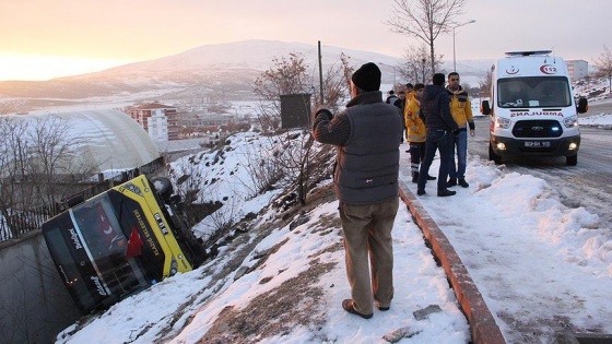 Belediye otobüsü devrildi: 11 yaralı