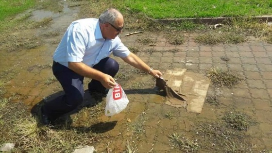 Belediyeye kızan meclis üyesi çöp topladı