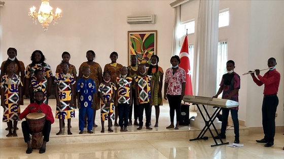 Benin'in ünlü çocuk korosu İstiklal Marşı'nı okudu