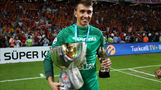 Muslera mutlu: Beraber olduğumuz zaman kupaları kaldırıyoruz!