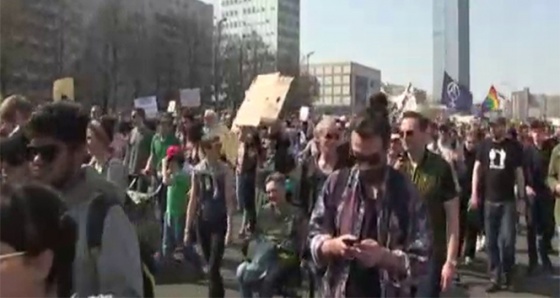 Berlin’de 30 bin kişi artan kiraları protesto etti