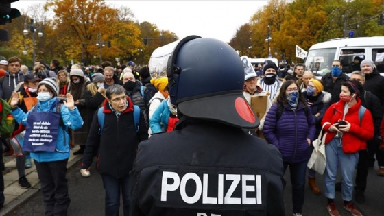 Berlin'de Kovid-19 politikasına karşı yapılan gösteriye polis müdahalesi