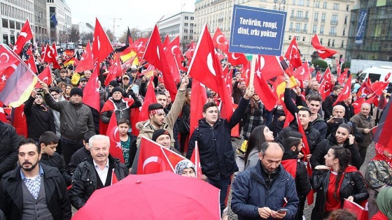 Berlin'de 'Teröre Lanet Demokrasiye Davet' gösterisi