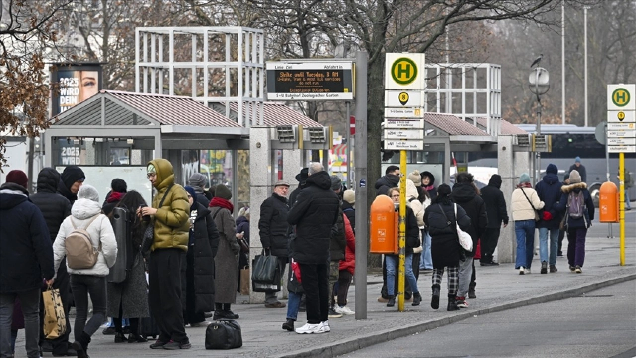 Berlin'de yeni grev dalgası toplu ulaşımı durma noktasına getirdi