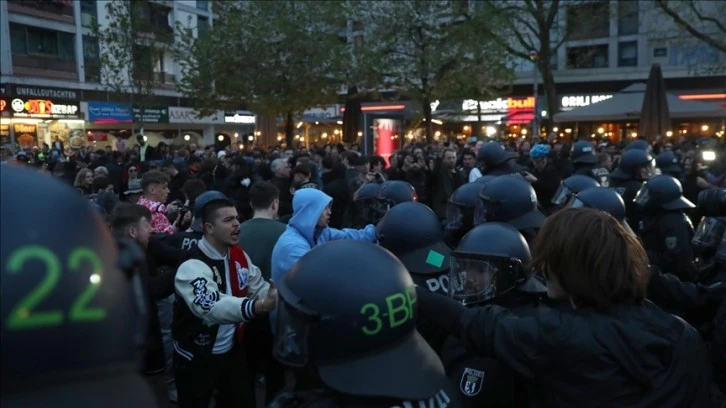 Berlin'de 1 Mayıs gösterisinde polis ile eylemciler arasında arbede çıktı