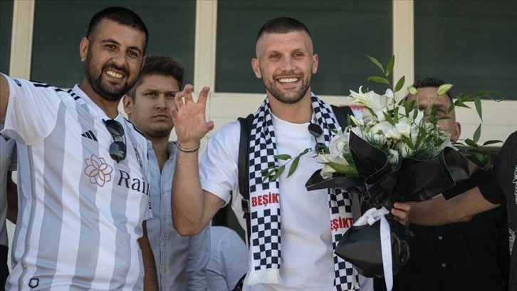 Beşiktaş, Ante Rebic'in transferi için görüşmelerin başladığını açıkladı