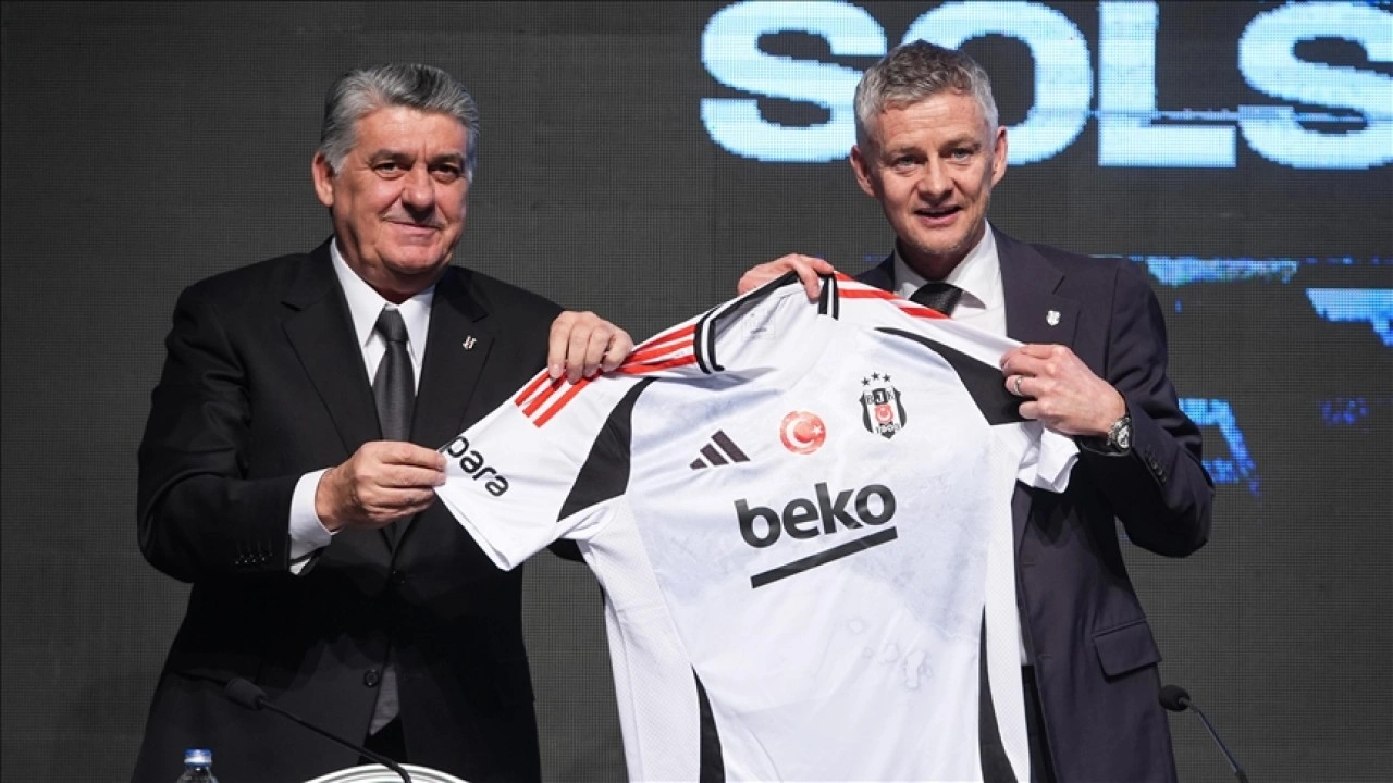 Beşiktaş'ın yeni teknik direktörü Ole Gunnar Solskjaer için imza töreni düzenledi