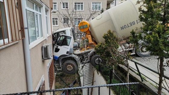 Beşiktaş'ta beton mikseri 7 katlı binaya çarptı