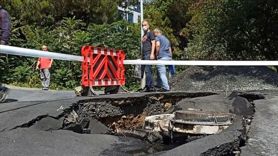 Beşiktaş'ta yağış nedeniyle yol çöktü