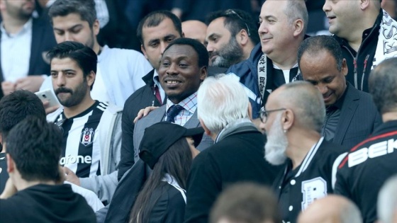 Beşiktaşlı eski futbolcu Amokachi Nijerya'da ihtiyaç sahiplerine yardım dağıtıyor