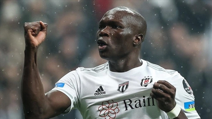 Beşiktaşlı futbolcu Aboubakar, karın ağrısı ve yüksek ateş nedeniyle hastaneye yatırıldı