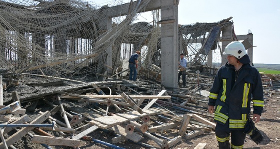 Beton dökülürken kalıplar çöktü: 3 işçi yaralı