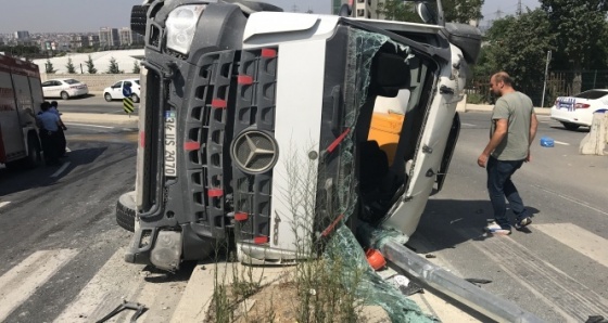 Beton mikseri devrildi, ortalık savaş alanına döndü