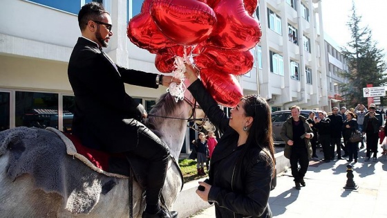 'Beyaz atlı' Sevgililer Günü sürprizi