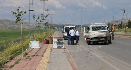 Beyaz eşya yüklü kamyonet aydınlatma direğine çarptı: 2 yaralı