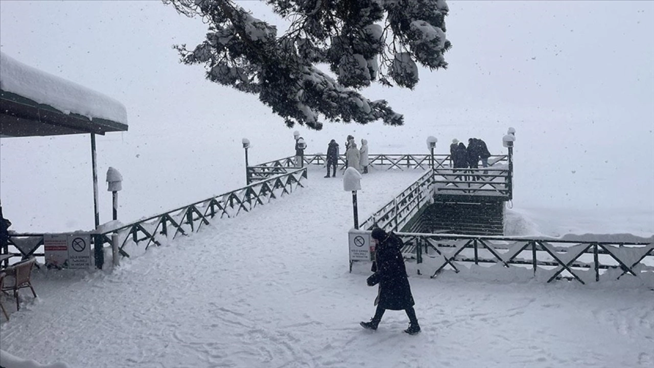 Beyaza bürünen Abant, karın tadını çıkarmak isteyenleri ağırlıyor