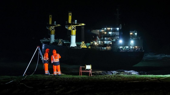 Beykoz açıklarında sürüklenen gemiyi kurtarma çalışmalarına gece saatlerinde ara verildi