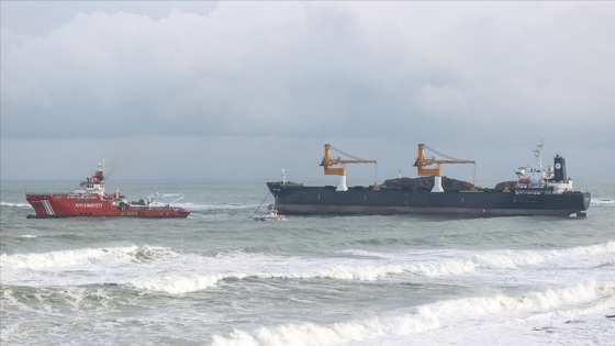 Beykoz'da makine arızası nedeniyle demir atan kargo gemisi açığa çekilmeye başlandı