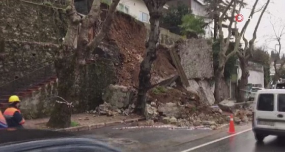 Beykoz Kanlıca'da bir istinat duvarı çöktü