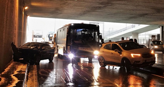 Beylikdüzü'nde 2 araç çarpıştı, trafik durma noktasına geldi