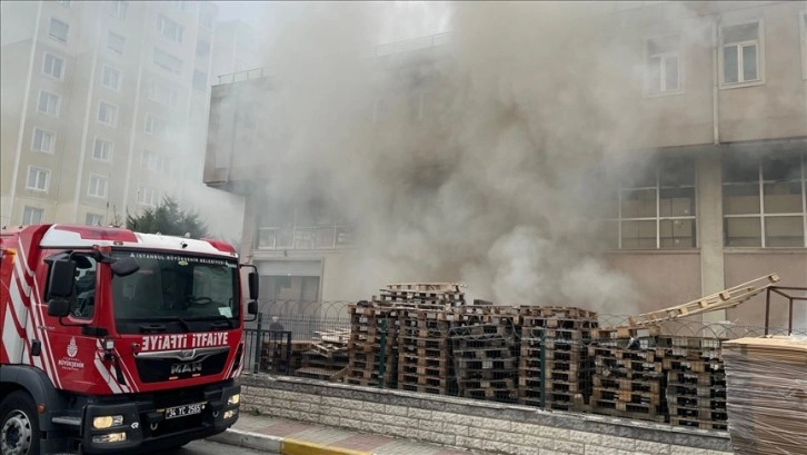 Beylikdüzü'nde depoda çıkan yangına müdahale ediliyor