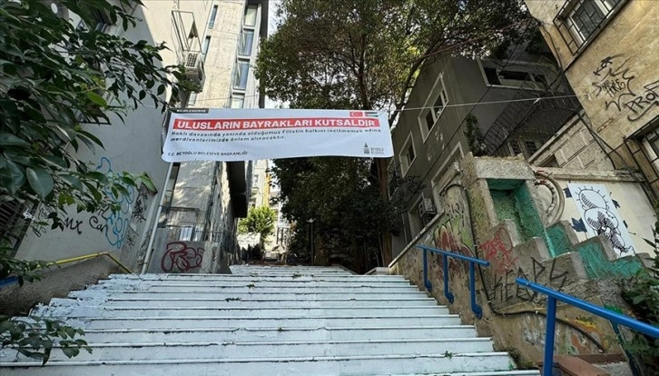Beyoğlu Belediyesi Cihangir'deki merdivenden Filistin bayrağı renklerini kaldırdı