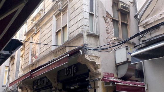 Beyoğlu'nda 5 katlı binada çökme tehlikesi