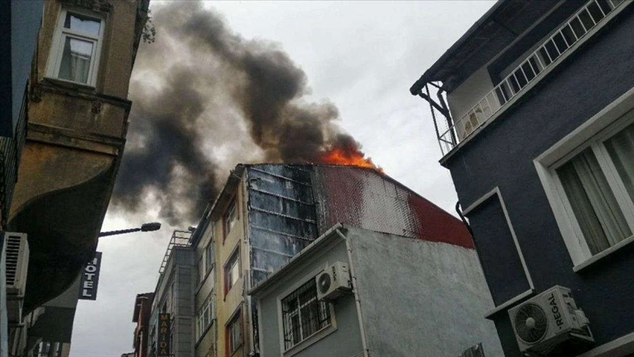 Beyoğlu'nda çöpleri yakan kişi 4 katlı binada yangına neden oldu