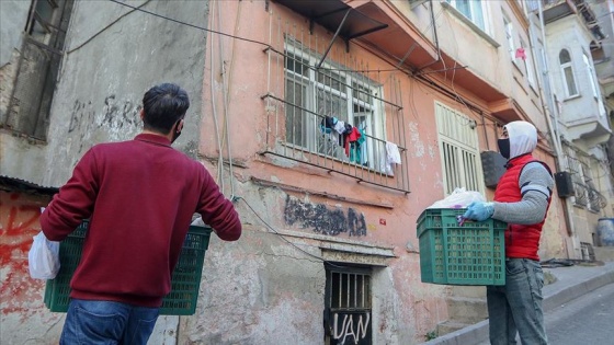 Beyoğlu'nda ekmek geleneksel yöntemle satılıyor