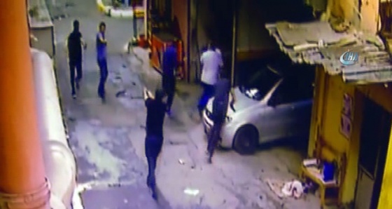 Beyoğlu’nda esnaf ile torbacılar arasındaki silahlı çatışma kamerada