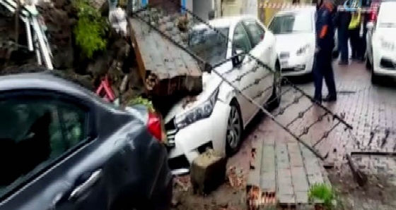 Beyoğlu'nda istinat duvarı çöktü! Araçlar göçük altında kaldı