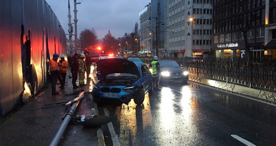 Beyoğlu’nda kontrolden çıkan lüks otomobil direğe çarptı