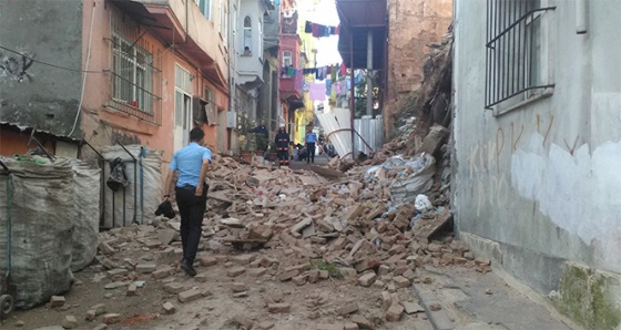 Beyoğlu'nda metruk bina çöktü