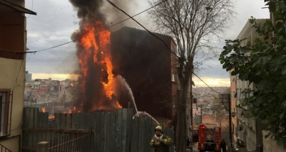 Beyoğlu'nda metruk bir binada yangın!