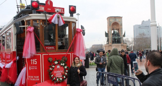 Beyoğlu'nun simgesi nostaljik tramvay seferlere başladı