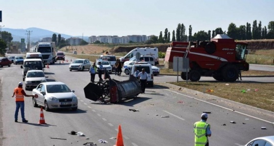 Biçerdöverle otomobil çarpıştı: 1 ölü, 4 yaralı