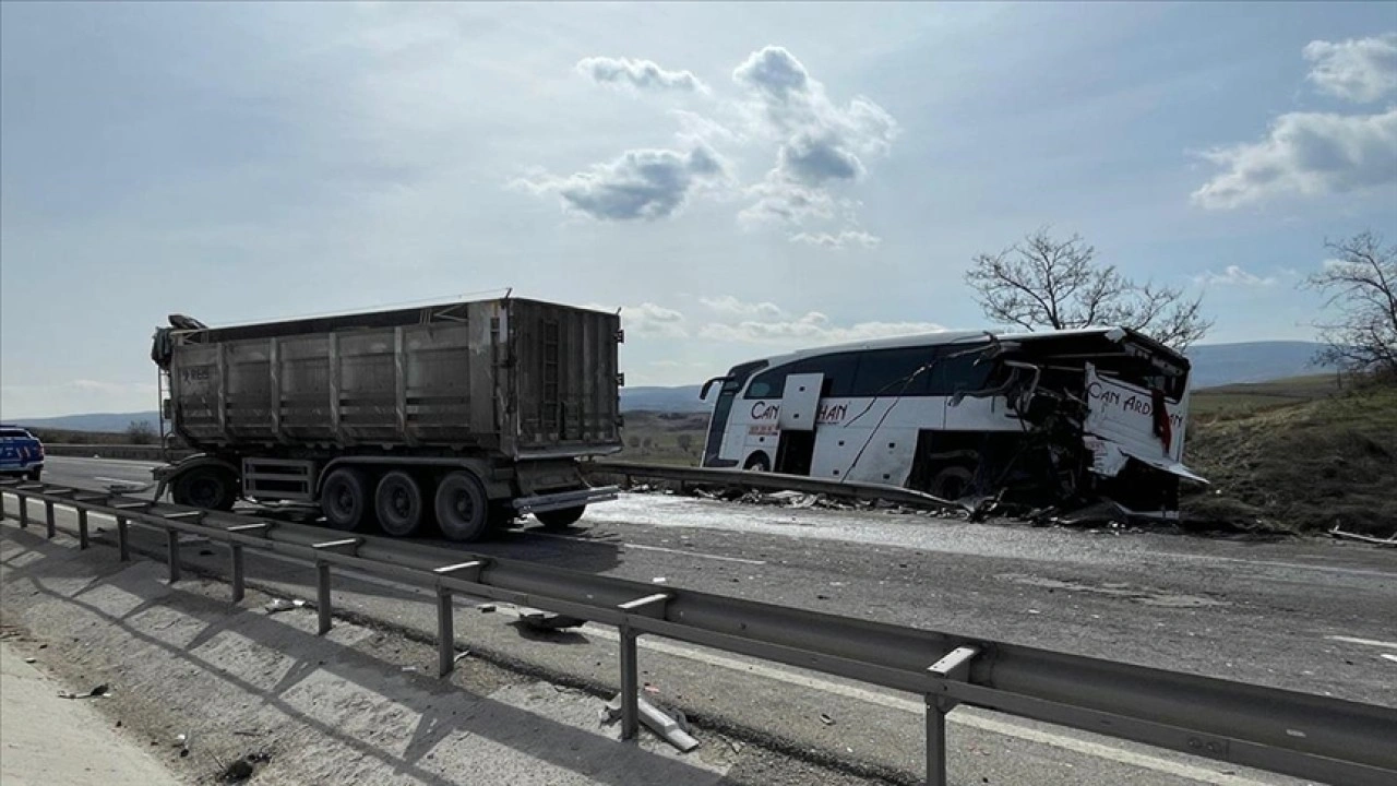 Bilecik'te tırın yolcu otobüsüne arkadan çarptığı kazada çok sayıda kişi yaralandı