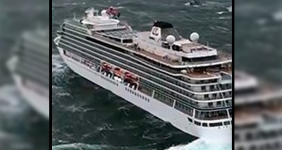 bin 300 yolculu Norveç'te turist gemisinin denizde sürüklenme anları