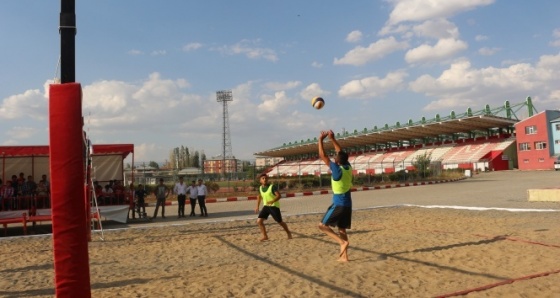 Bin 652 rakımlı Ağrı’da plaj voleybolu