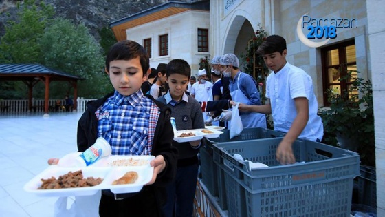 Somuncu Baba Külliyesi'nde bin kişi iftarda buluştu