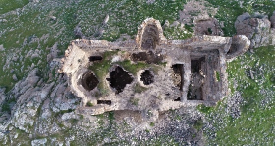 Bin yıllık manastır, 3 saatte ulaşılıyor manzarasıyla dikkat çekiyor